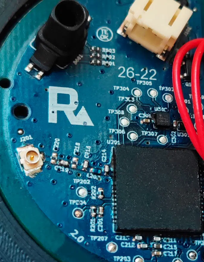 Detalhe de placa eletrônica desenvolvida pela Rocktron, com componentes e trilhas em azul.