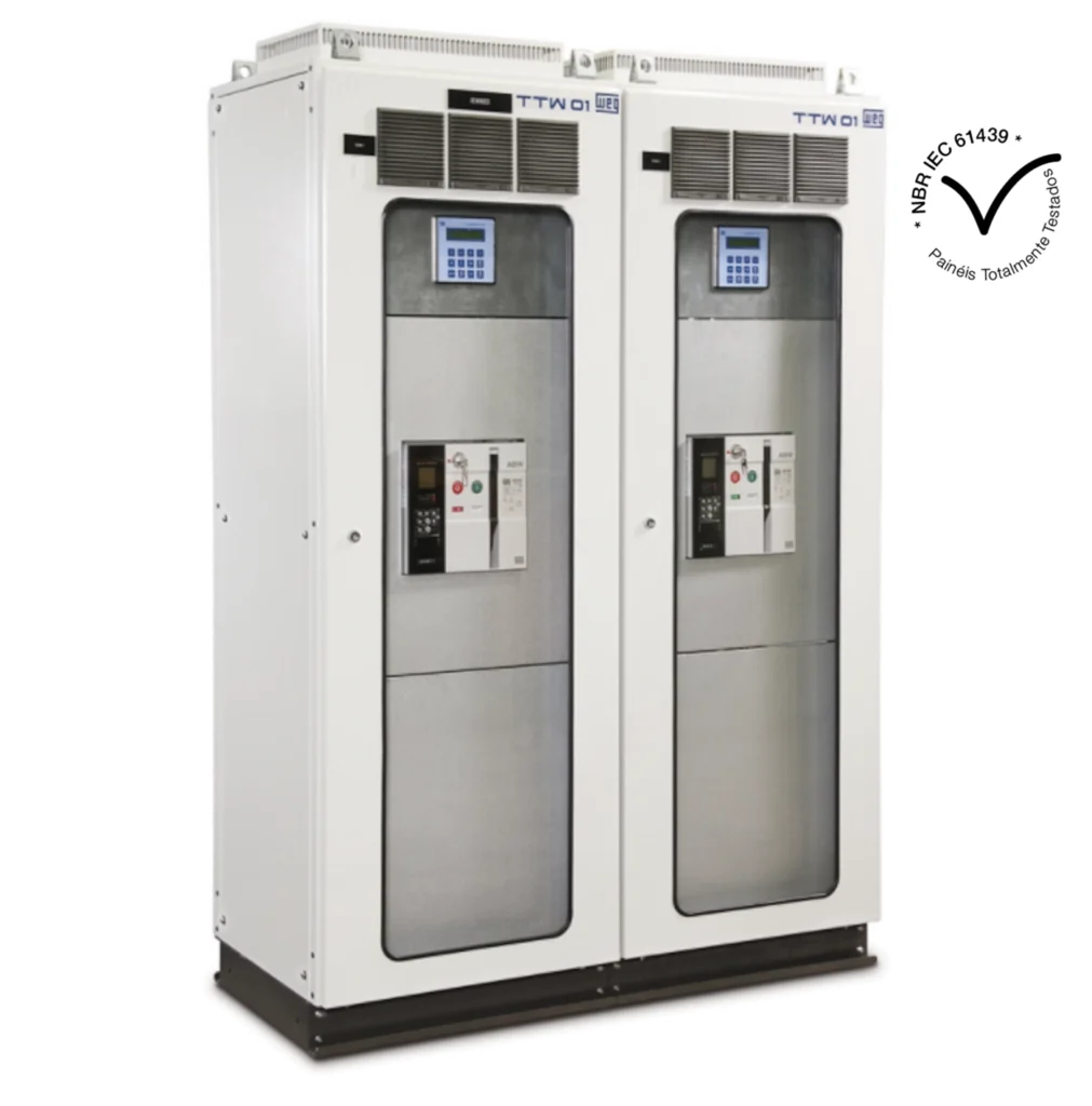 Painel de baixa tensão TTA em duas colunas, com o selo da norma NBR IEC 61439.