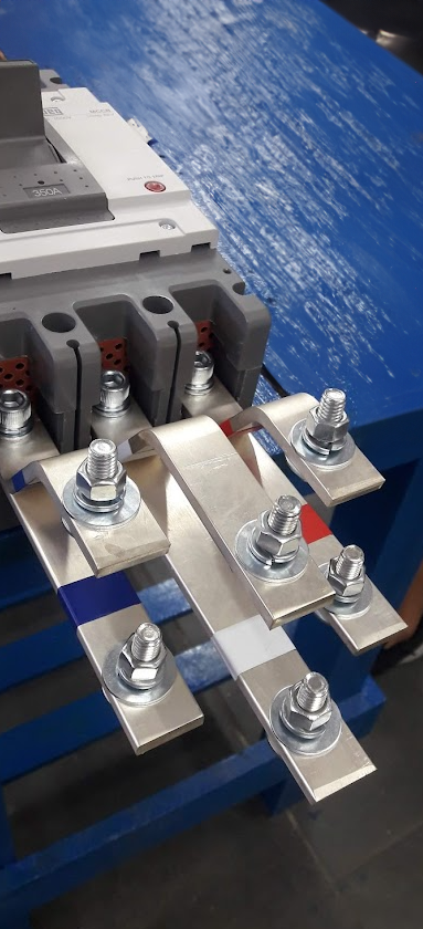 Barramento de cobre com terminais parafusados sobre isoladores, em produto seriado Rocktron.